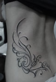 印花图腾腰部纹身