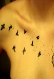 时尚精品胸部纹身