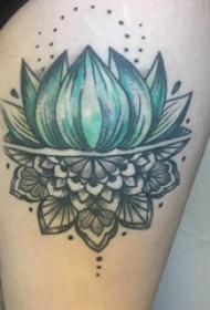 大腿纹身传统 女生大腿上彩色的莲花纹身图片