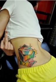 炫丽抽象腰部纹身