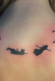 黑色纹身 女生脖子上黑色纹身图片