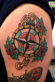 大臂纹身图 男生大臂上花朵和指南针纹身图片