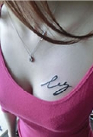 艺术黑白签名胸部纹身