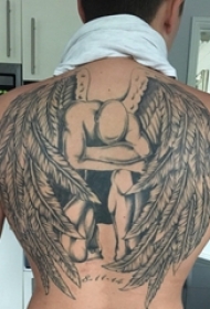 后背纹身男 男生后背上黑色的天使纹身图片