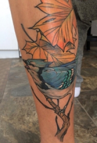 欧美小腿纹身 男生小腿上枫叶和小鸟纹身图片