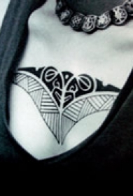 另类创意胸部纹身