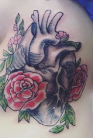 侧腰纹身图 女生侧腰上花朵和心脏纹身图片