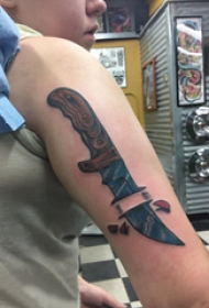 大臂纹身图 女生大臂上彩色的匕首纹身图片