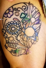 纹身大腿男 男生大腿上彩绘的骷髅纹身图片