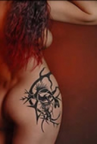 臀部复古图腾花纹