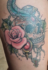 纹身骷髅头 女生大腿上骷髅头纹身图片