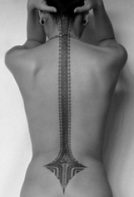 后背纹身女 女生后背上黑色的部落纹身图片