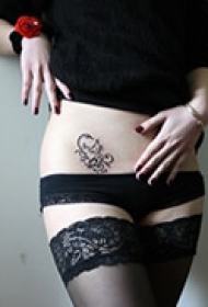 文艺小猫腰部纹身