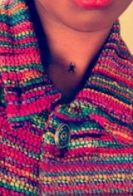 颈部纹身设计 女生颈部黑色的蜘蛛纹身图片