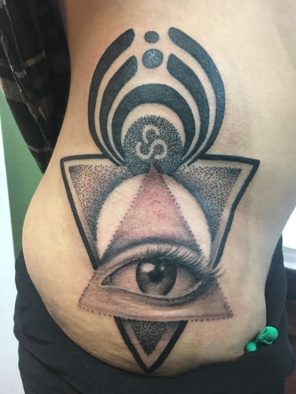 眼睛纹身 男生腰部黑灰纹身素描眼睛纹身图案