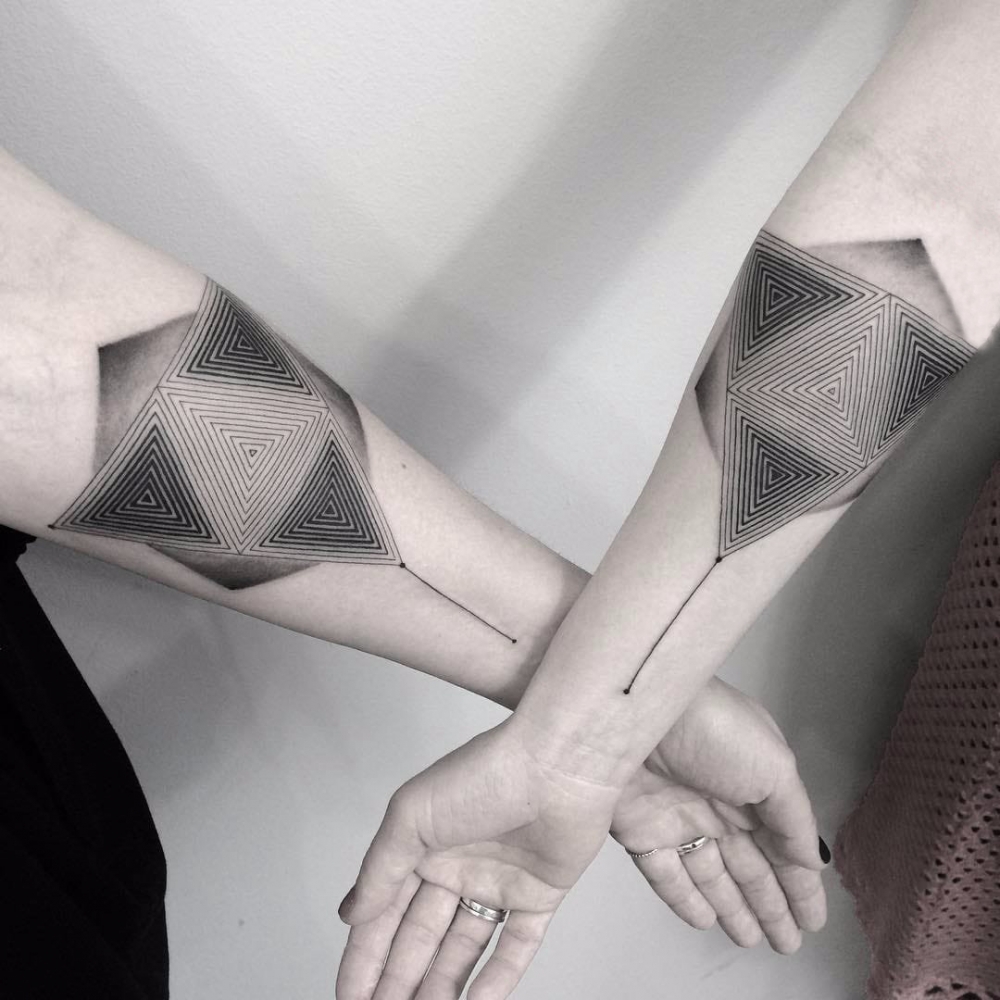 闺蜜纹身 闺蜜手臂上黑色的几何纹身图片
