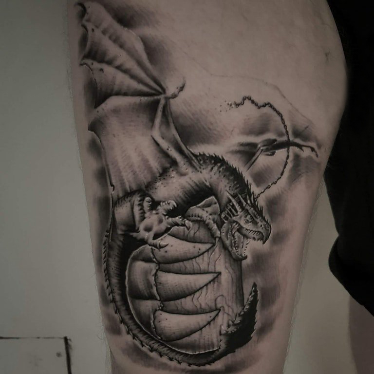 纹身大腿男 男生大腿上黑色的飞龙纹身图片