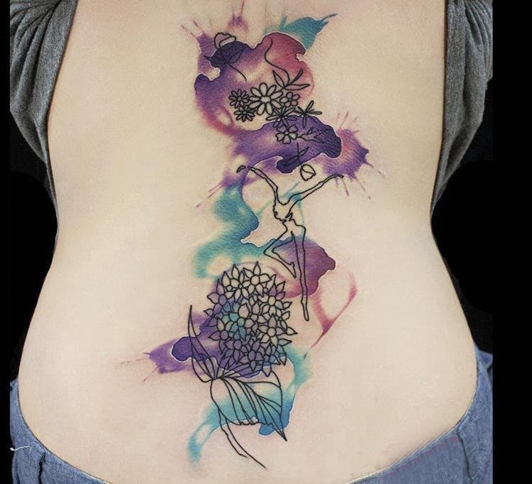 纹身后背女 女生后背上人物和花朵纹身图片