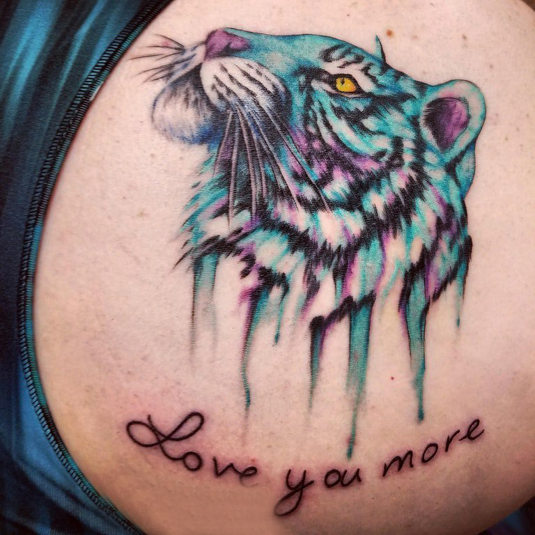 后肩纹身 男生后肩上英文和老虎纹身图片