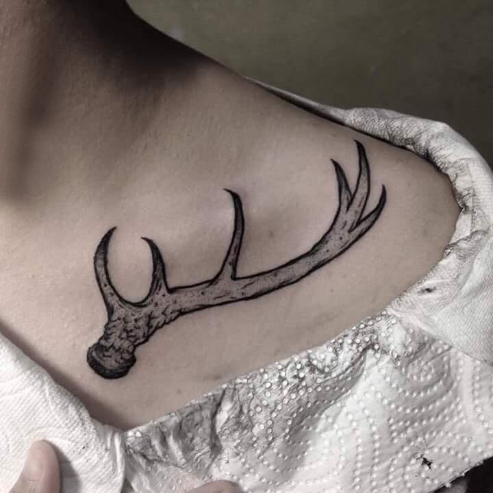 麋鹿角纹身 女生肩部黑色的鹿角纹身图片