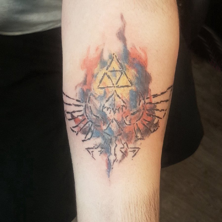 手臂纹身素材 男生手臂上彩色的三角形和符号纹身图片