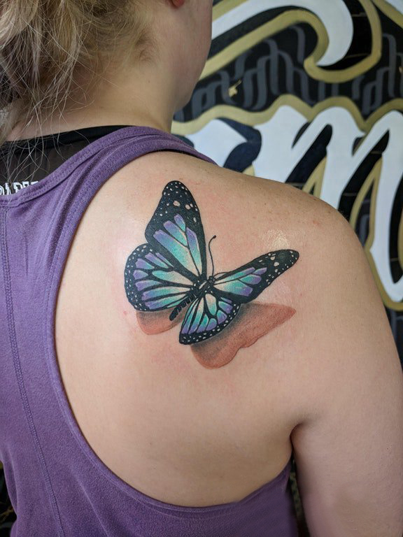 百乐动物纹身 女生肩部彩色的蝴蝶纹身图片