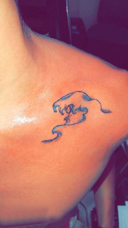 极简线条纹身 男生锁骨下极简线条纹身图片