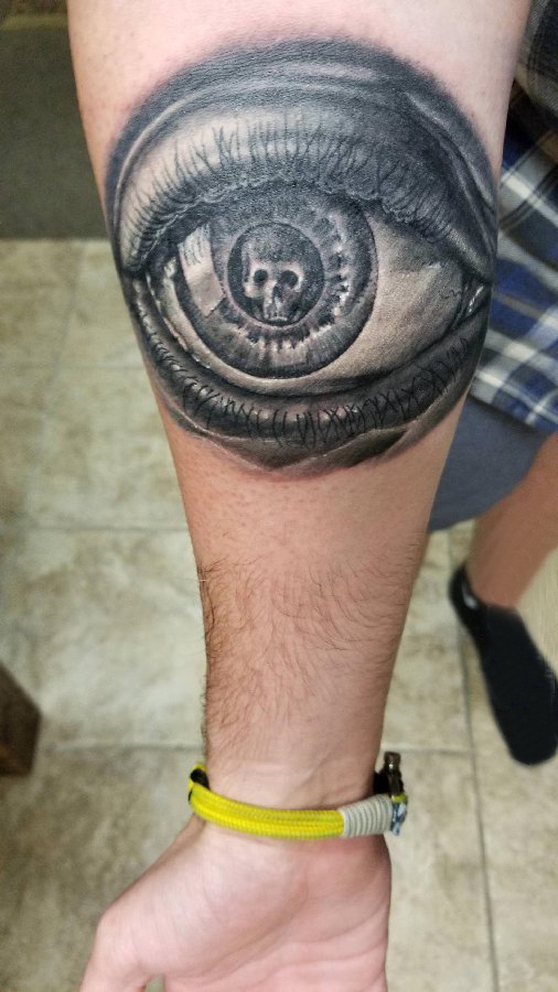 手臂纹身素材 男生手臂上骷髅和眼睛纹身图片