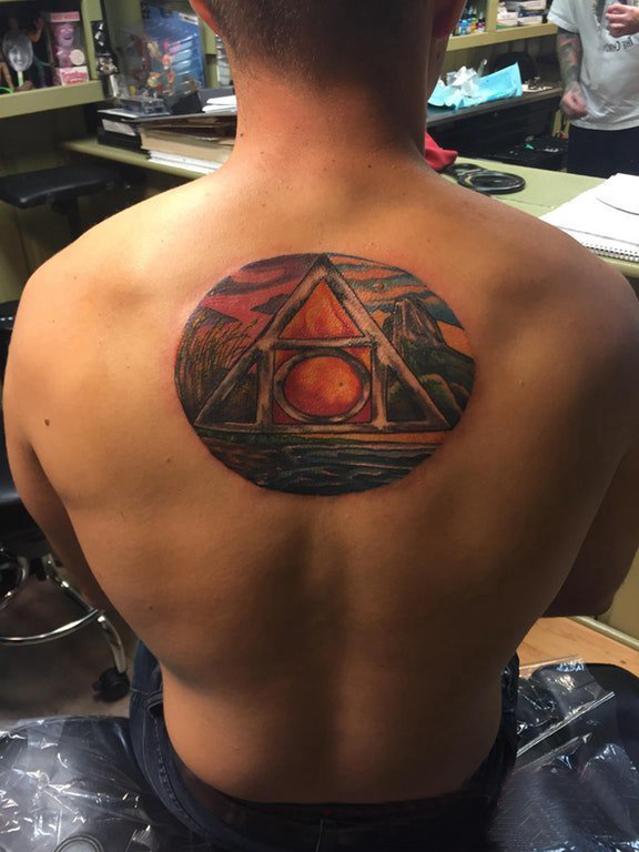 后背纹身男 男生后背上几何和风景纹身图片