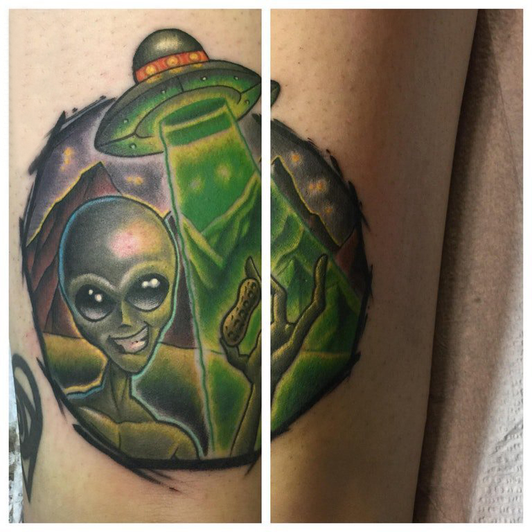 纹身大腿男 男生大腿上飞碟和外星人纹身图片