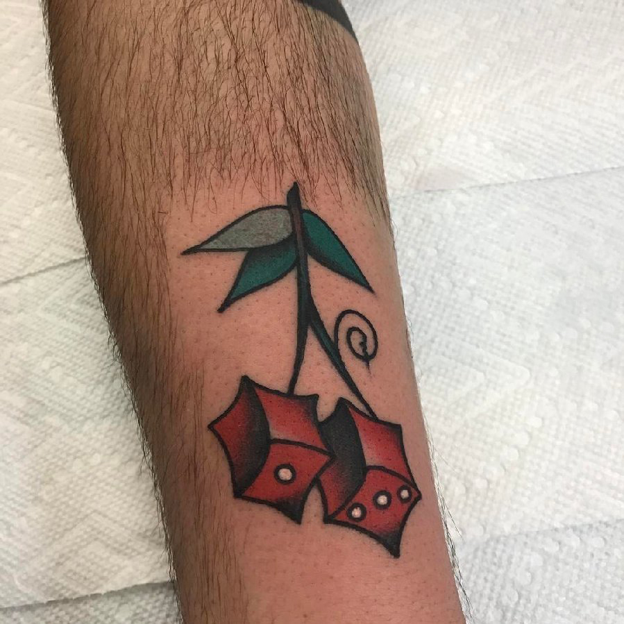 植物纹身 男生小腿上彩色的几何樱桃纹身图片