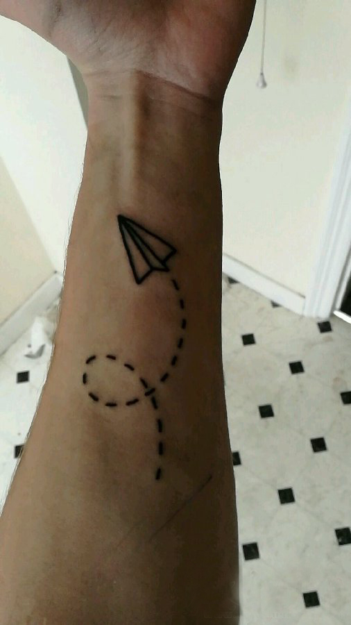 纸飞机纹身图案 男生手臂上黑色的纸飞机纹身图片