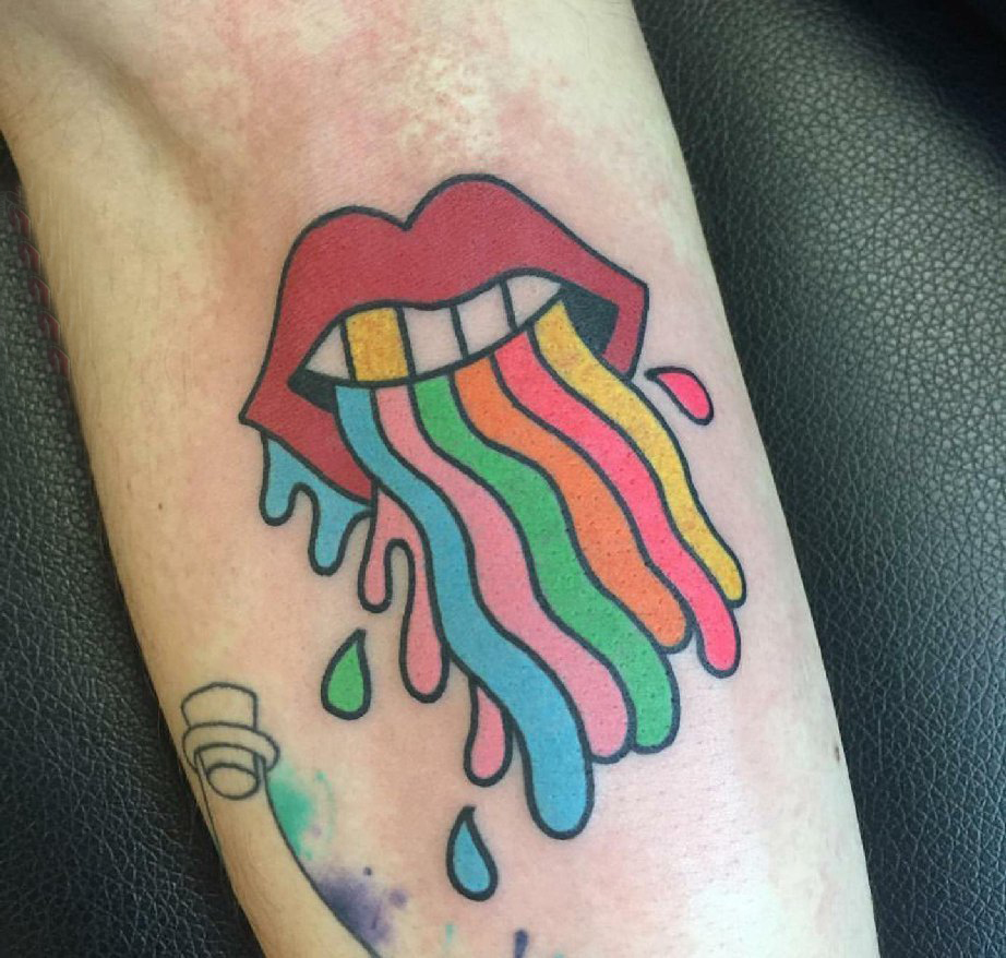 嘴唇纹身 男生手臂上彩色的嘴唇纹身图片