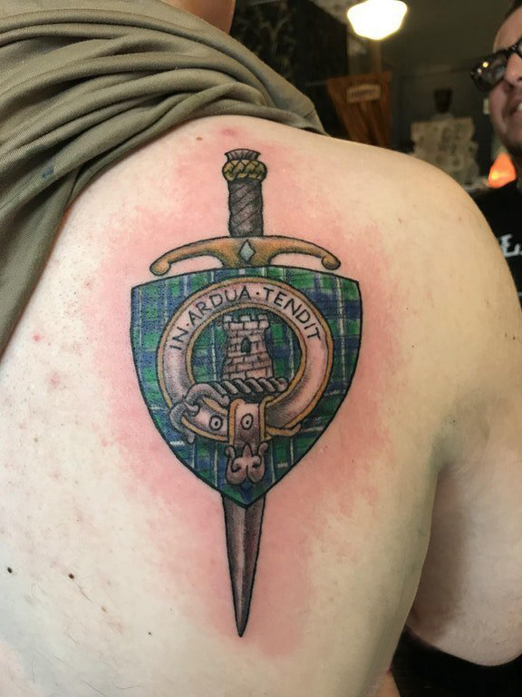 后背纹身男 男生后背上宝剑和盾牌纹身图片