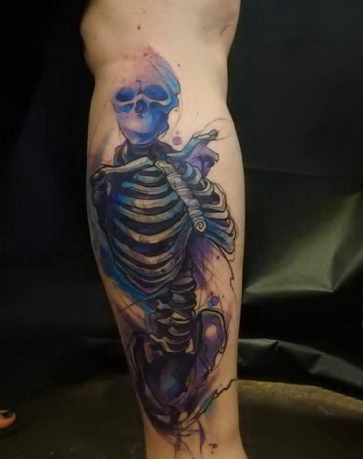 泼墨纹身素材 男生手臂上彩色的骷髅纹身图片