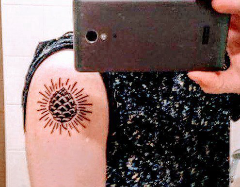 大臂纹身图 男生大臂上黑色的松果纹身图片