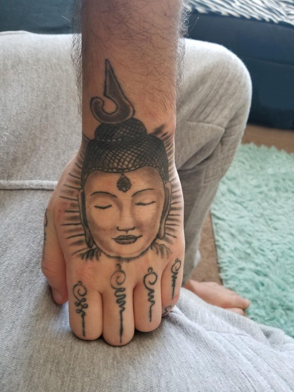 手背纹身 男生手背上黑色的佛像纹身图片