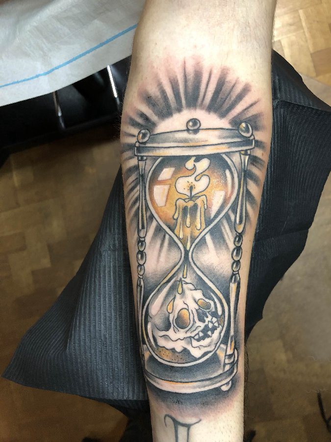 手臂纹身素材 男生手臂上蜡烛和沙漏纹身图片