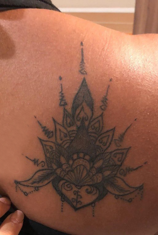 双大臂纹身 男生大臂上黑色的梵花纹身图片