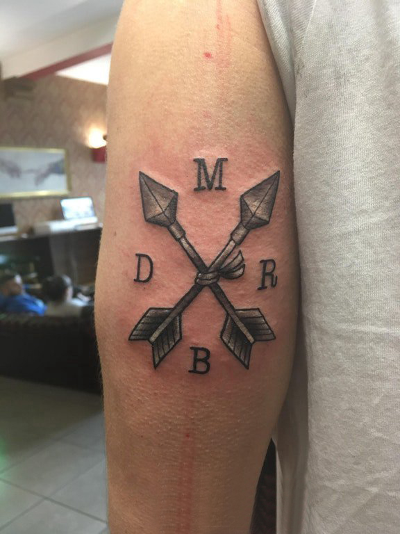 大臂纹身图 男生大臂上字母和箭头纹身图片