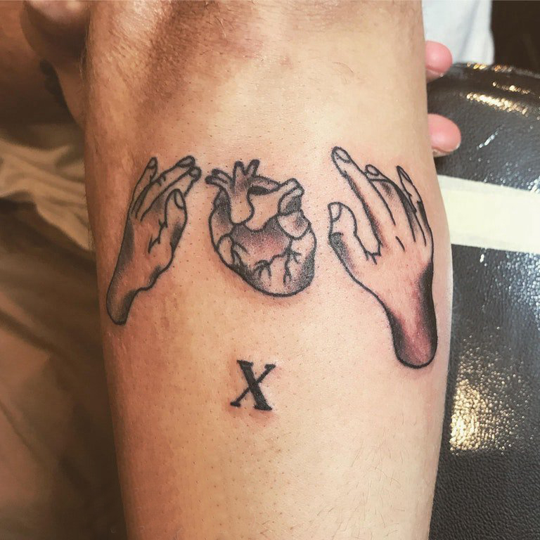 手臂纹身素材 男生手臂上手和心脏纹身图片