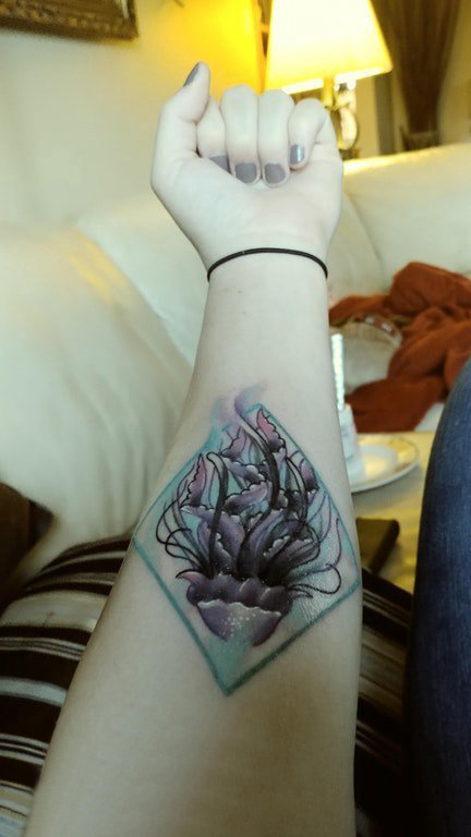 手臂纹身素材  女生手臂上菱形和水母纹身图片