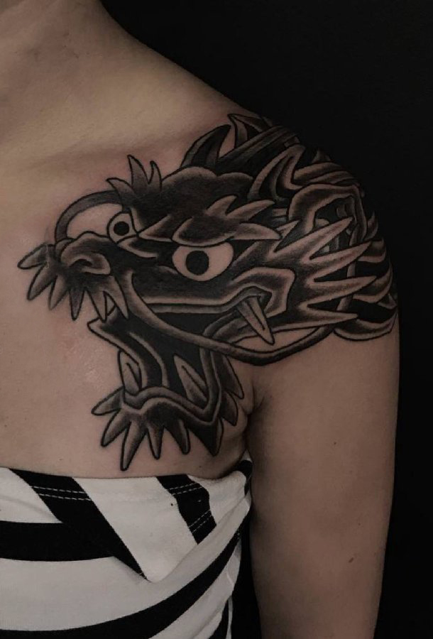 肩膀简约纹身 女生肩部黑色的龙纹身图片