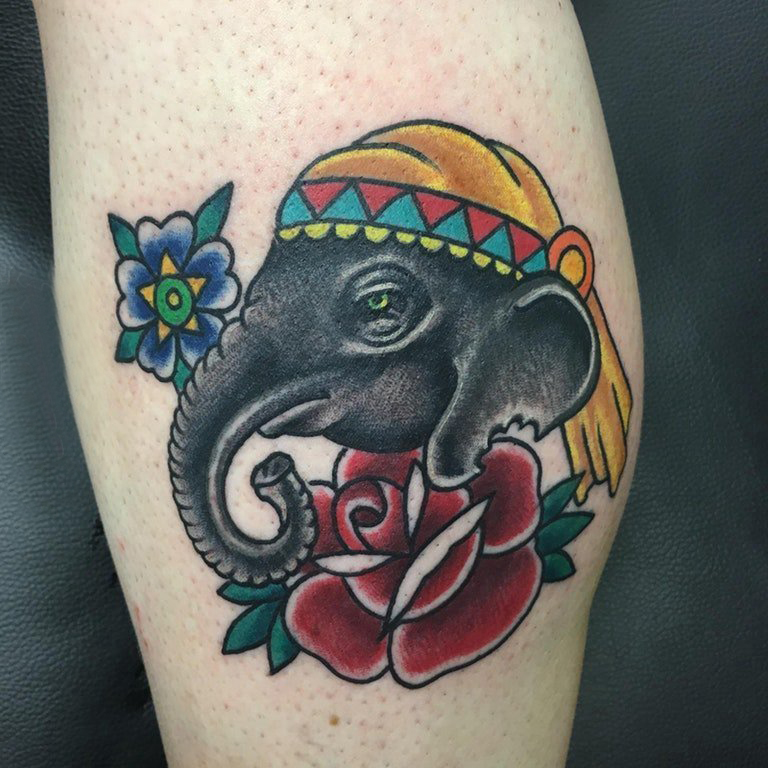 欧美小腿纹身 女生小腿上花朵和大象纹身图片