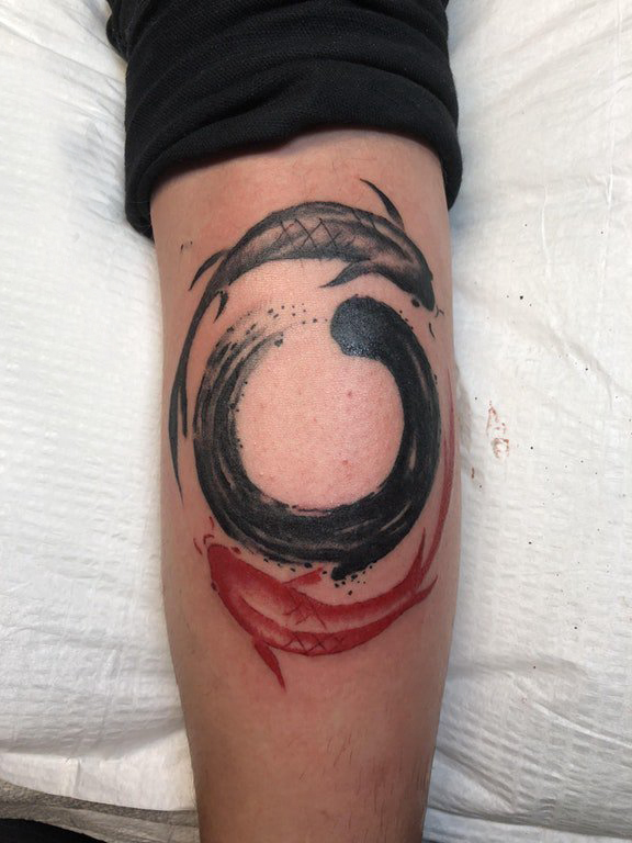 欧美小腿纹身 男生小腿上彩色的阴阳鱼纹身图片