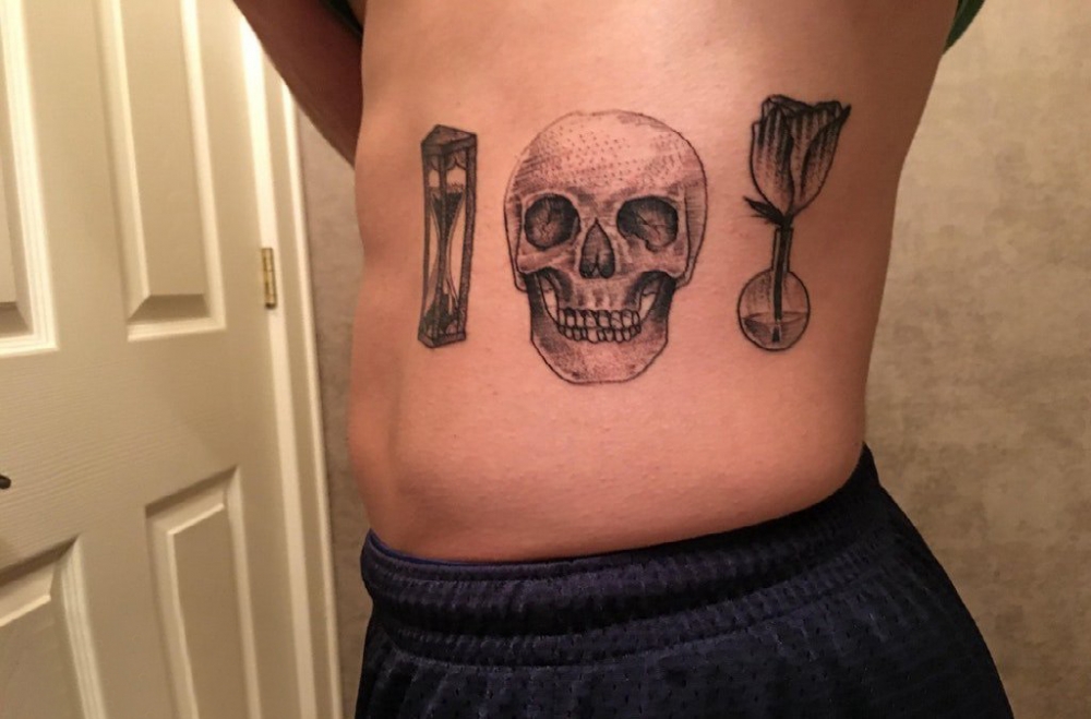 骷髅纹身 男生侧腰上沙漏和骷髅纹身图片
