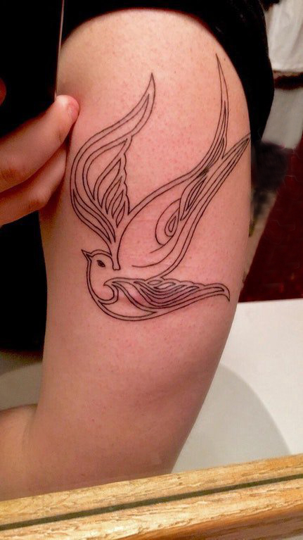 双大臂纹身 男生大臂上黑色的小鸟纹身图片