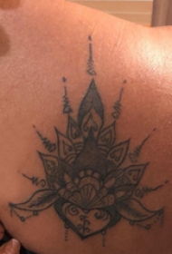 双大臂纹身 男生大臂上黑色的梵花纹身图片