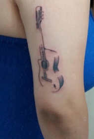 手臂纹身素材 女生手臂上黑色的吉他纹身图片