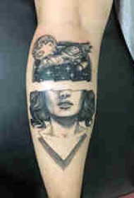 小腿对称纹身 男生小腿上宇宙和人物纹身图片